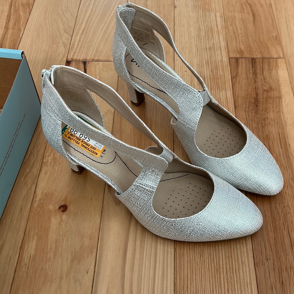 NIB lifestride Silver heels
